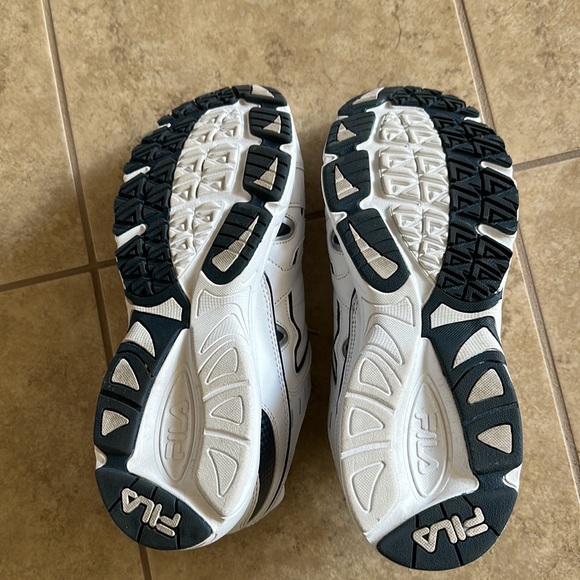 Size 9.5 wide Fila Memory Go the Distance sneakers - Picture 4 of 4